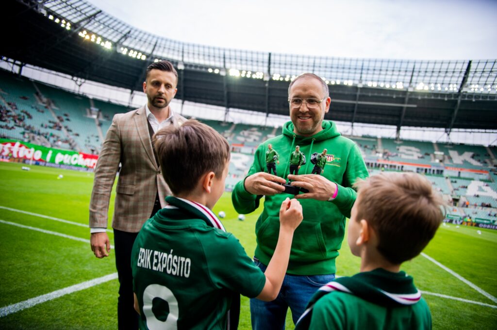 Może być zdjęciem przedstawiającym 4 osoby, ludzie grający w futbol amerykański, ludzie grający w piłkę nożną i tekst