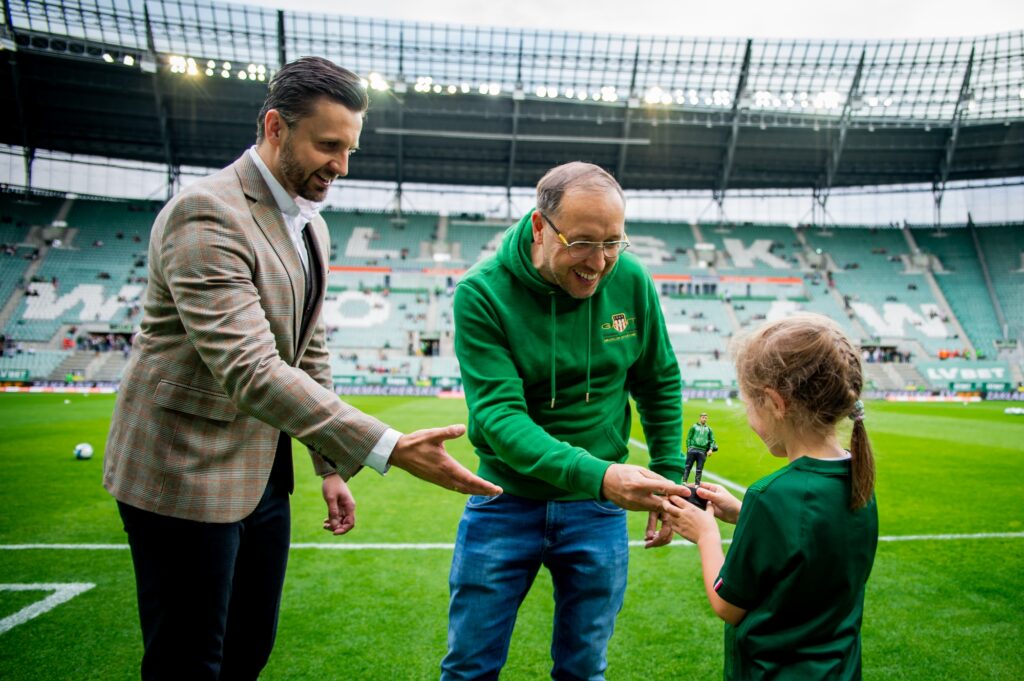 Może być zdjęciem przedstawiającym 3 osoby, ludzie grający w piłkę nożną, ludzie grający w futbol amerykański i tekst