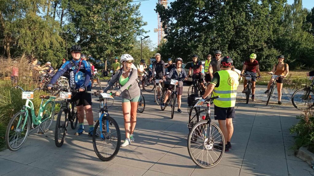 Może być zdjęciem przedstawiającym 7 osób, rower i tłum