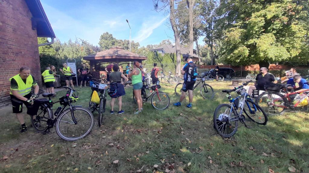 Może być zdjęciem przedstawiającym 10 osób i rower