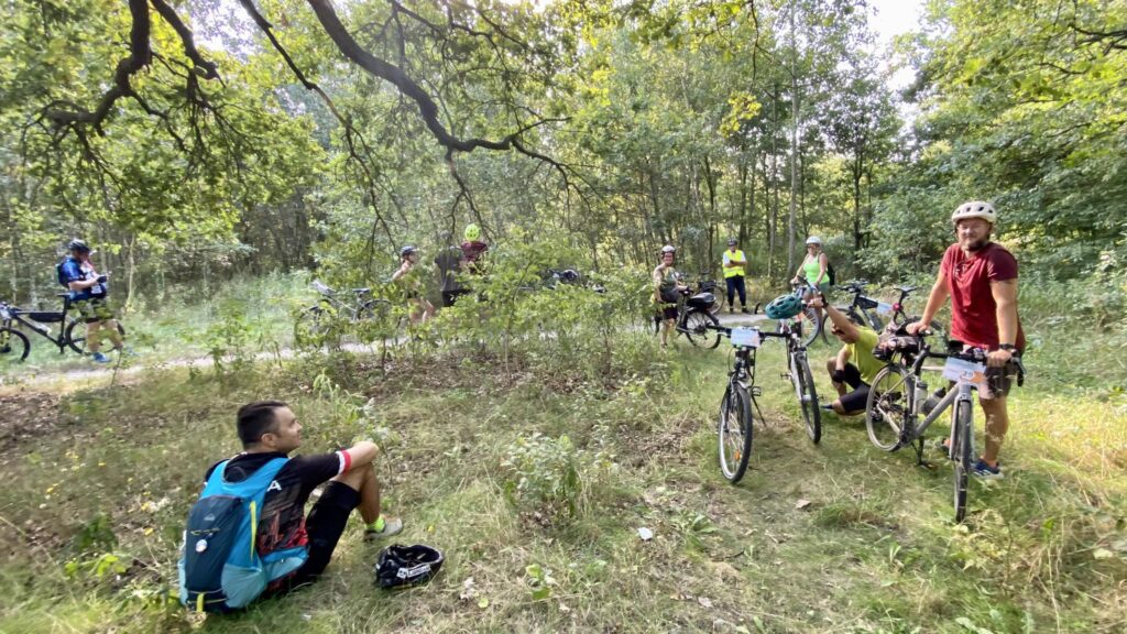 Może być zdjęciem przedstawiającym 9 osób i rower